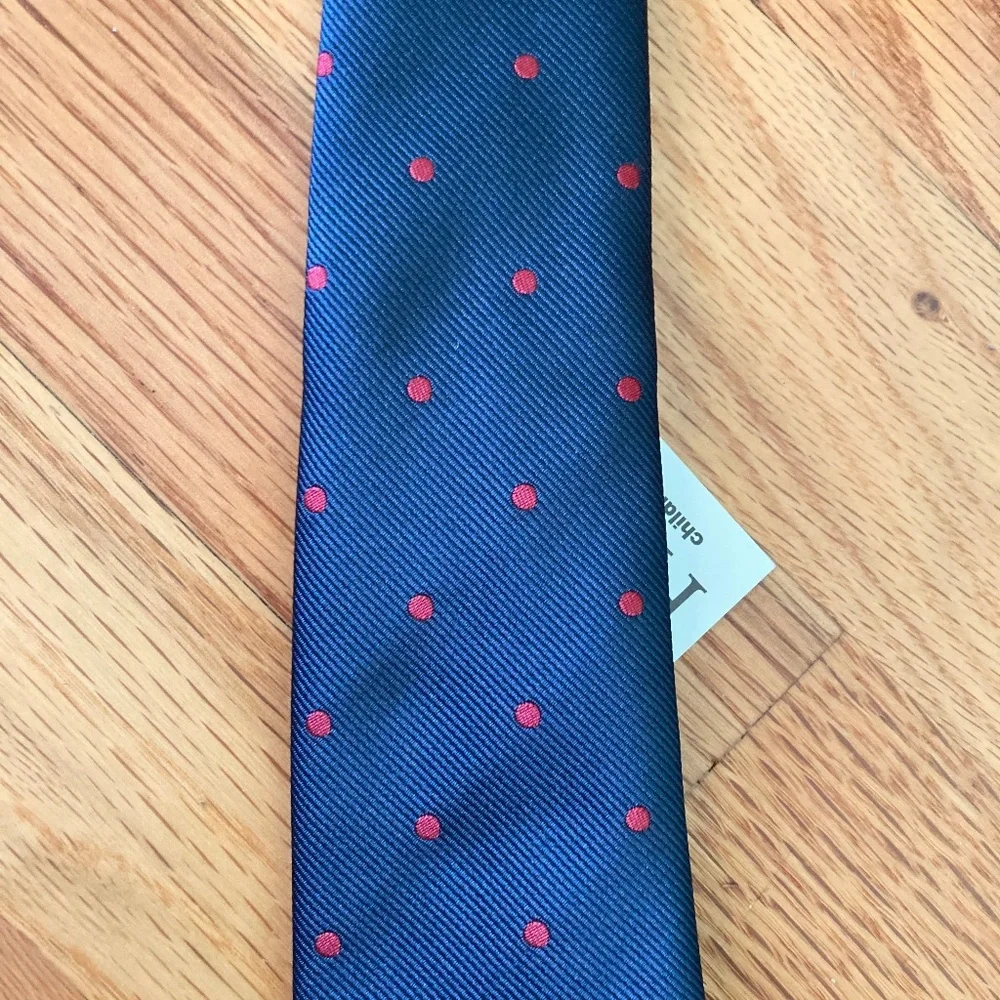 Boy’s size 4-7 NWT Children’s Place navy clip on tie with red polka dots
